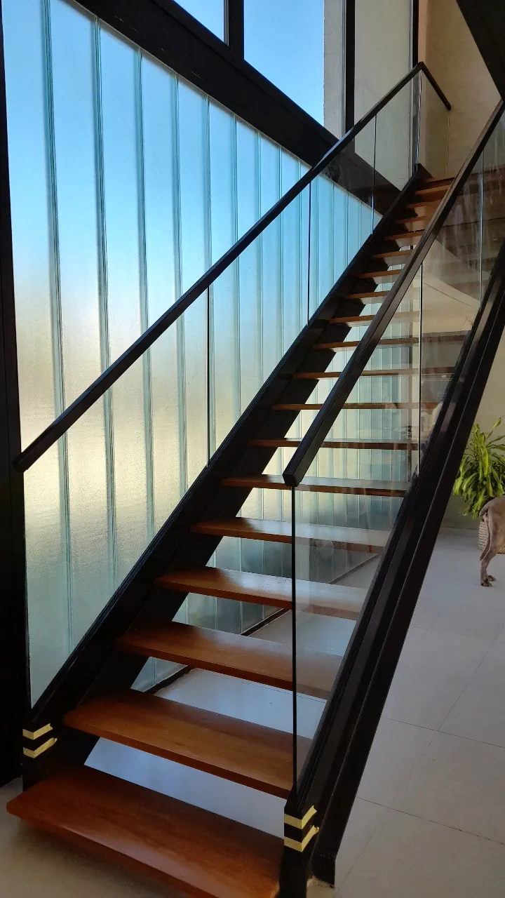 Baranda escalera de vidrio