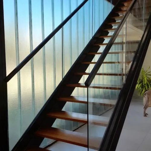 Baranda escalera de vidrio
